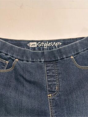 Lee StyleUp Women’s pull on Stretch blue Jean capris size 10